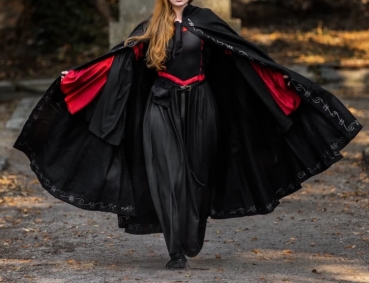 Preview: Wollumhang mit Stickerei "Alma" - schwarz